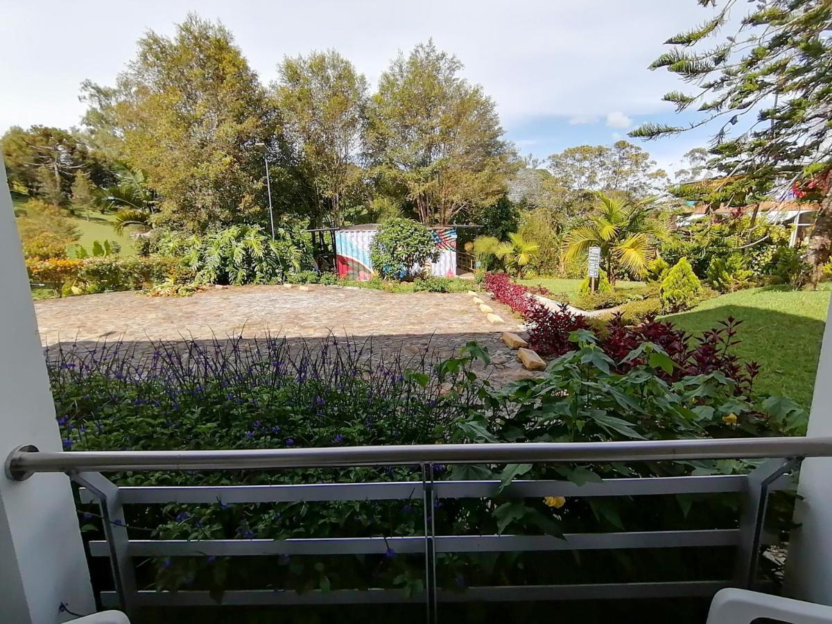 Hotel Hevilat Paraiso De Oriente リオネグロ エクステリア 写真